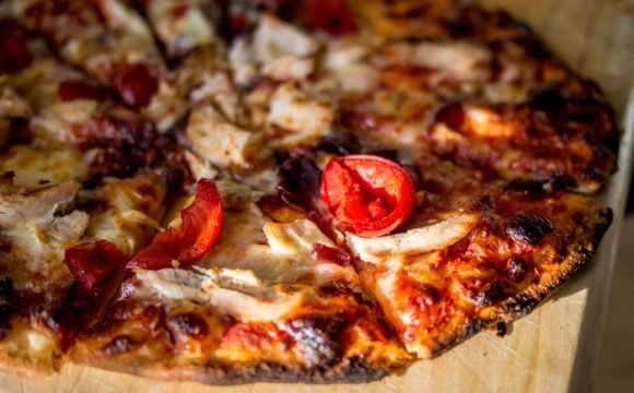 Pizza With Chicken, Tomatoes and Basil